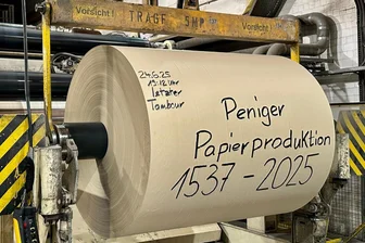 „Ostdeutsche stehen vor Ruinen wie 1989“: Reaktionen auf Aus der Papierfabrik Penig - Nach fast 500 Jahren endet die Papierherstellung nun endgültig in Penig. Mitarbeiter hatten den letzten Tambour, die Walze, auf der das Papier aufgewickelt ist, beschriftet.