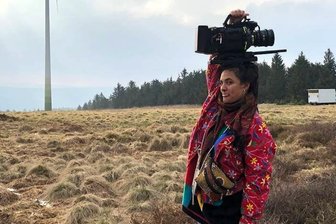 Ostdeutsche, Wendekind, Vietnamesin: Eine junge Filmemacherin und die Geschichte ihrer Familie - Claudia Tuyết Scheffel beim Dreh von „Lonig und Havendel" im Erzgebirge.