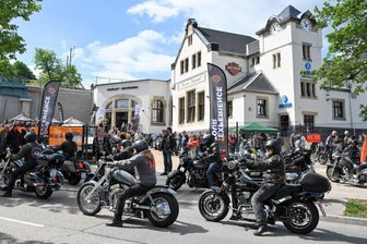 Ostdeutschlands größter Harley-Davidson-Laden in Chemnitz eröffnet: Bahnhof Mitte wird zum Biker-Treff - Die Eröffnung wurde zum Harley-Treffen. "In der Szene gibt es keinen Neid darum, wer den dicksten Schlitten hat", sagt Betriebsleiter Mathias Lindner.