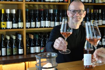 Ostdeutschlands Master of Wine: Wie gut schmeckt alkoholfreier Wein, Herr Schumann? - Janek Schumann, der Inhaber der Weinbar „Herder Zehn“ in der Freiberger Altstadt, ist der einzige ostdeutsche Master of Wine.