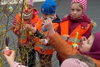 Oster-Aktion fürs Tierheim - Die Entdeckerbande der Kita "Friedrich Fröbel" hat am Freitag Wunschbaum geschmückt. 