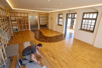 Oster-Einkehr steht auf der Kippe: Wann öffnet das Berggasthaus in Hohenstein-Ernstthal? - Die Parkettleger sind fast fertig, doch zu Ostern wird vermutlich noch keiner im Gastraum sitzen.