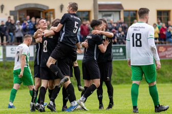 Oster-Taumel auf Dorfplatz: Lichtenberger Fußballer ziehen nach sechs Jahren wieder ins Kreispokalfinale ein - Geschafft: Die Lichtenberger, die 2019 das letzte Mal im Finale standen, feiern ihren Halbfinalsieg gegen Claußnitz.