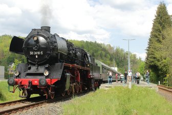 Osterausflug mit dem Museumszug: Dampflok schnauft über den Erzgebirgskamm - Der Museumszug des VSE rollt am Ostersonntag nach Petschau.