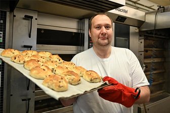 Osterbrötchen aus Erlau: Bäckermeister Adam verrät ein Rezept - Ostersaison in der Bäckerei Sachse in Erlau: Bäckermeister Michael Adam mit einem Blech Osterbrötchen am Backofen.