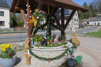 Osterbrunnen in Lauterbach: Landlustverein hat ganze Arbeit geleistet - Der vom Landlustverein geschmückte Osterbrunnen in Lauterbach ist ein Blickfang.