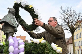 Osterbrunnen schmücken wieder die Rochlitzer Region - Jubiläum in Lunzenau. Zum 25. Mal wurde der Osterbrunnen geschmückt. Rainer Heidrich setzt einen Kranz auf.