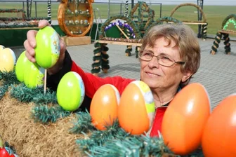 Osterbrunnen wird aufgebaut - 