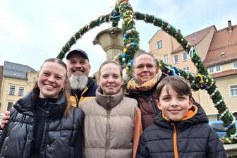 Osterbrunnenfest in Oederan: Lebt Elvis doch noch? - Lisa, Matthias, Xenia, Katja und Niclas Fleck (von links) waren beim Osterbrunnenfest in Oederan aktiv dabei.