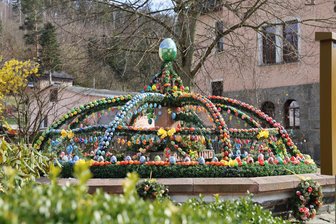 Osterbrunnentour durchs Erzgebirge: Wo viel Farbe und ein Schwibbogen Lust auf den Frühling machen - Mit unzähligen handbemalten Eiern ist der Osterbrunnen in Gornsdorf geschmückt.