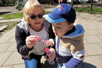 Ostereier-Suche im Haasenwald - Max hat mit Oma Carmen Lippold sein Osternest schon gefunden.