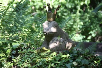 Ostereiersuche im malerischen Garten des Hermann-Vogel-Hauses in Krebes - Der Froschkönig im malerischen Garten des Hermann-Vogel-Hauses.