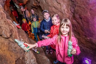 Ostereiersuche in Bergwerk im Erzgebirge - Auch die fünfjährige Louise (vorn) aus Freiberg konnte sich über einen Schoko-Osterhasen freuen.