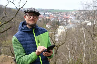Ostereiersuche und atemberaubende Ausblicke: Das sind die schönsten Wanderwege rund um Penig - Der Wanderwegewart Gregor Meisel, hier am Aussichtspunkt Weiße Spitze, verrät die schönsten Wanderwege rund um Penig.