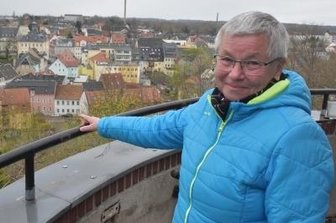 Ostererwachen in Mittelsachsen: Klein-Erzgebirge und Camera Obscura locken - Seit Karfreitag können Besucher wieder den Turm der Camera Obscura in der Gellertstadt erklimmen. Elke Claus erklärt schon seit drei Jahren den Gästen die Einrichtung.