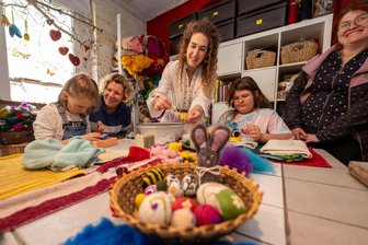 Osterfest mit viel Sonnenschein: Ansturm an Plauener Weberhäusern - Riesiger Ansturm herrschte in der Filzwerkstatt bei Andrea Böttcher (Mitte).