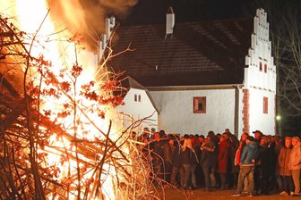 Osterfeuer im Kloster Frankenhausen und Testlauf für Pilgerherberge - Ein Osterfeuer brennt am 20. April am Kloster in Frankenhausen.