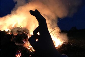 Osterfeuer rund um Mittweida: Wo wird dem Hasen warm ums Herz? - Ein großes Osterfeuer brennt am Samstag wieder in Schlegel auf Schirmes Wiese in Sichtweite der B 169.