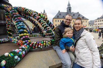 Osterfreuden im Erzgebirge: Tausende bunte Eier und Märkte für alle Sinne - Stefan, Samuel und Katjana Bergmann (v. l.) waren aus Breitenbrunn gekommen, um den Annaberger Osterbrunnen zu sehen.