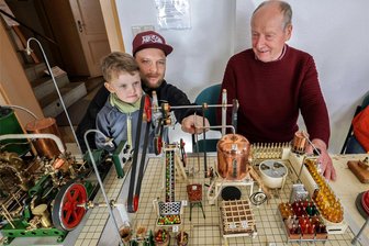 Osterfrühstart in Callenberger Ortsteil - Die Apfelmosterei in Miniatur von Walter Hochmuth begeistert Milo (4) genauso wie Papa David Peters.