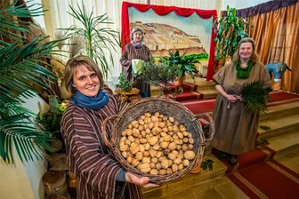 Ostergarten im Erzgebirge: Hier erfahren Besucher, was im Zentrum christlichen Glaubens steht - Gemeindepädagogin Lydia Winter und die beiden ehrenamtlichen Mitarbeiterinnen Renate Oelsner und Ingrid Sohrmann (von links) übernehmen Führungen im Ostergarten, der in der Auferstehungskirche in Bad Schlema zu finden ist.