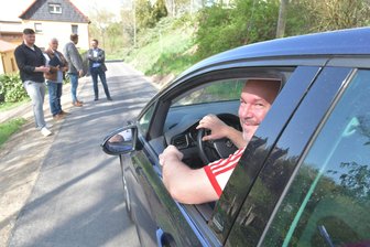 Ostergeschenk für Reichenbacher: Straße im Großschirmaer Ortsteil endlich saniert - Marco Gustke freut sich: Nach der Sanierung ist die Straße Am Teich in Reichenbach freigegeben.