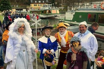 Osterhase eröffnet die Saison an der Talsperre Kriebstein - Die Darsteller des Vereins Mittelsächsischen Kultursommers sorgen auch in diesem Jahr wieder am Karfreitag für einen märchenhaften Saisonauftakt an der Talsperre Kriebstein. Vom Hafen aus geht es dann gemeinsam mit den Besuchern per Schiff zur Anlegestelle nach Lauenhain.