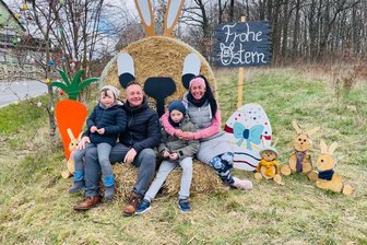Osterhase Friedolin grüßt in Werdau - Emilio, Alexander, Matteo und Daniela Moser (v. l.) hatten einst die Idee zum Osterhasen.