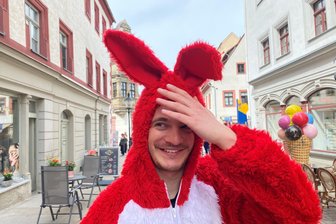 Osterhase hoppelte am Gründonnerstag durch Freiberger Altstadt: Wer verbirgt sich dahinter? - Ein Osterhase hoppelte am Gründonnerstag durch die Freiberger Altstadt.