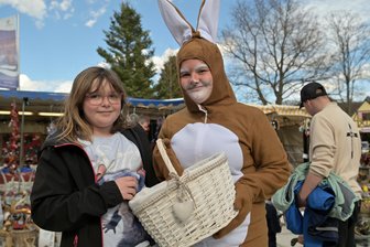 Osterhase in Bad Schlema hat Süßes im Körbchen - Mia Deml (9) aus Bad Schlema hat Osterhäsin Anna Matthias getroffen.