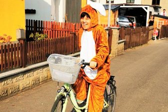 Osterhase kommt in Eppendorf mit dem Fahrrad - Erzieherin Katrin Ender war als Osterhase mit dem Fahrrad unterwegs, um Ostergrüße an ihre Schützlinge zu verteilen.