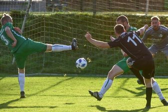 Osterhase soll Punkte bringen - Das letzte Aufeinandertreffen dürften die Stollberger in keiner guten Erinnerung haben. Im Herbst 2020 verlor der FCS in Reichenbrand trotz Michael Neuberts (in Schwarz) Führungstor knapp mit 2:3. 