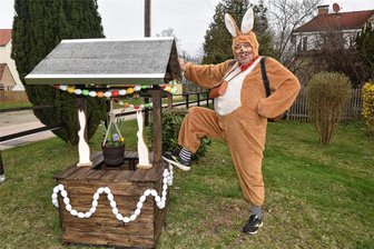 Osterhase sorgt für ersten Osterbunnen in Lichtenwalde - Der Osterbrunnen im Dorfzentrum von Lichtenwalde. Der Osterhase alias Rolf Pönicke hat das Bauteil initiiert.
