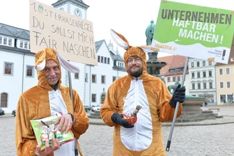 „Osterhasen-Aufstand“ in Freiberg: Aktion für fairen Handel - 