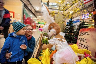 Osterhasen aus allen Teilen der Welt bevölkern Plauener Stadt-Galerie - Mutti Katrin und der vierjährige Jonathan staunen in der Plauener Stadt-Galerie über den Hasen aus den USA. Bei ihm gibt es eine Happy-Easter-Parade.