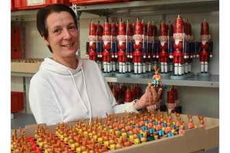 Osterhasen im Dezember – Gahlenz setzt neue Trends - Die Nussknacker marschieren hinaus, die Oster-Hasen kommen: Kerstin Barton bemalt sie.