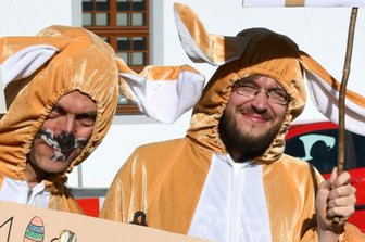 Osterhasen streiken für faire Schoko-Eier -