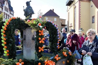 Osterkrone ziert Lunzenaus Marktbrunnen - Der Prinz-Lieschen-Brunnen auf dem Lunzenauer Marktplatz wurde österlich dekoriert.
