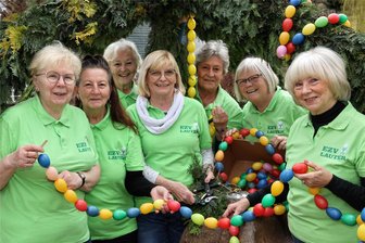 Osterkronen – eine vielerorts im Erzgebirge übernommene Tradition - Die Frauen gehören zum zehnköpfigen Team, das seit einigen Jahren den Osterbrunnen auf dem Markt in Lauter schmückt.