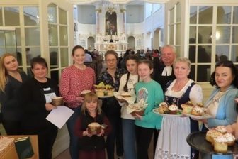 Osterkuchen wie zu Hause - Ukrainer und ihre deutschen Paten haben gemeinsam Osterkuchen für das Fest gebacken.