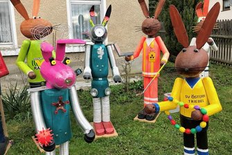 Ostermärkte und mehr: Das ist los am Wochenende im oberen Vogtland - Zwei außerirdische Hoppel sind dieses Jahr in der Osterhasenfamilie von Rainer Scherzer in Triebel gelandet. Siemachen Station an der Ecke Querweg/Bösenbrunner Straße, die der Triebeler seit Jahren gestaltet. 