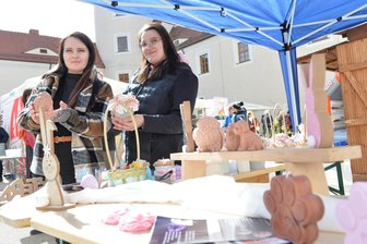 Ostermarkt im Schlosshof Freiberg: Kunst aus Holz, Keramik – und bemaltem Dachschiefer -