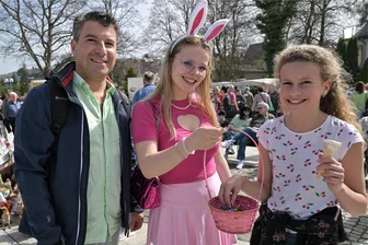 Ostermarkt in Bad Schlema lockt Besucher in die Kurpassage - Larissa C. Böttcher aus Lauter (Mitte) verteilte zum Ostermarkt Süßigkeiten an Bastian Forkel und Leni Scheibner.