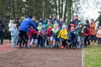 Ostern eher in Burgstädt: Wie ein Kindergarten mit Hoppellauf Geld für neue Spielgeräte sammelt - Die Drei-bis Fünfjährigen starten beim Hoppellauf auf die 100-Meter-Runde.