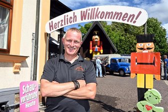 Ostern im Erzgebirge: Von Flugzeugen bis Nussknacker ist vieles zu sehen - Uwe Löschner betreibt das Nussknackermuseum mit mehr als 6000 Exponaten.