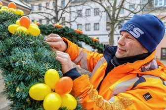 Ostern im Göltzschtal: Welche Angebote Gäste locken - Viele Brunnen im Göltzschtal sind in den vergangenen Tagen geschmückt worden. Bei dem Wasserspender auf dem Auerbacher Altmarkt hatte das Kai Seltmann vom Stadtbauhof übernommen. 320 bunte Eier leuchten dort.