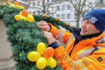 Ostern im Göltzschtal: Welche Angebote Gäste locken - Viele Brunnen im Göltzschtal sind in den vergangenen Tagen geschmückt worden. Bei dem Wasserspender auf dem Auerbacher Altmarkt hatte das Kai Seltmann vom Stadtbauhof übernommen. 320 bunte Eier leuchten dort.