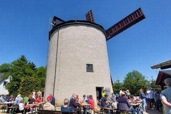 Ostern im Vogtländischen Mühlenviertel: Flügeldrehen, Treff mit Plüsch-Drache Justus und Kinder-Musical - An der Windmühle Syrau ist was los.