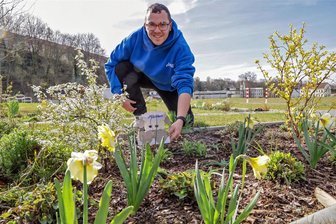 Ostern in der Region Glauchau: Sieben Tipps für entspannte Feiertage - Auf der neuen Grünfläche im Glauchauer Wehrdigt kann man sehr gut Ostereier verstecken, wie es am Mittwoch Erzieher Christian Eschmann für die Kinder der ersten Klasse der Internationalen Grundschule gemacht hat.