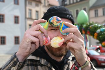 Ostern kann kommen: Oederaner machen ihren Marktplatz an der B 173 zum Blickfang - Bei Tausenden Eiern aus Acryl hieß es auch für Patrick Schmidt in Oederan den Durchblick zu bewahren.